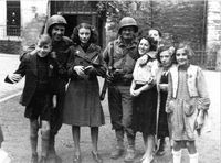21:02 Kinderen SSK met yankees op OLV-plein, 14 sept 1944 [RHCL 14801]