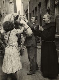 Castorius en Louis de melkboer, ca. 1945 [FB] - Hi Res